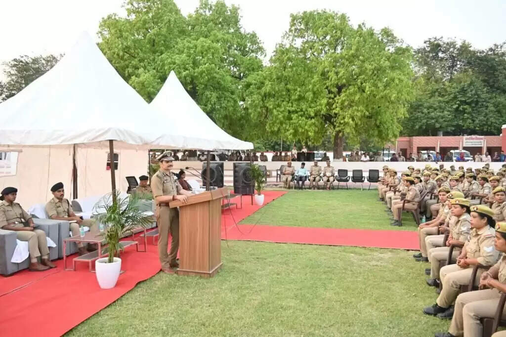 Varanasi Police Commissioner ने महिला मुख्य आरक्षियों से किया संवाद, मिशन-शक्ति, महिला हेल्प डेस्क, जीरो FIR की दी जानकारी