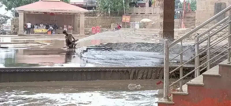Ganga घाटों पर तेजी से चल रहा सफाई अभियान, बाढ़ के बाद फिर लौट रहा घाटों का स्वरूप
