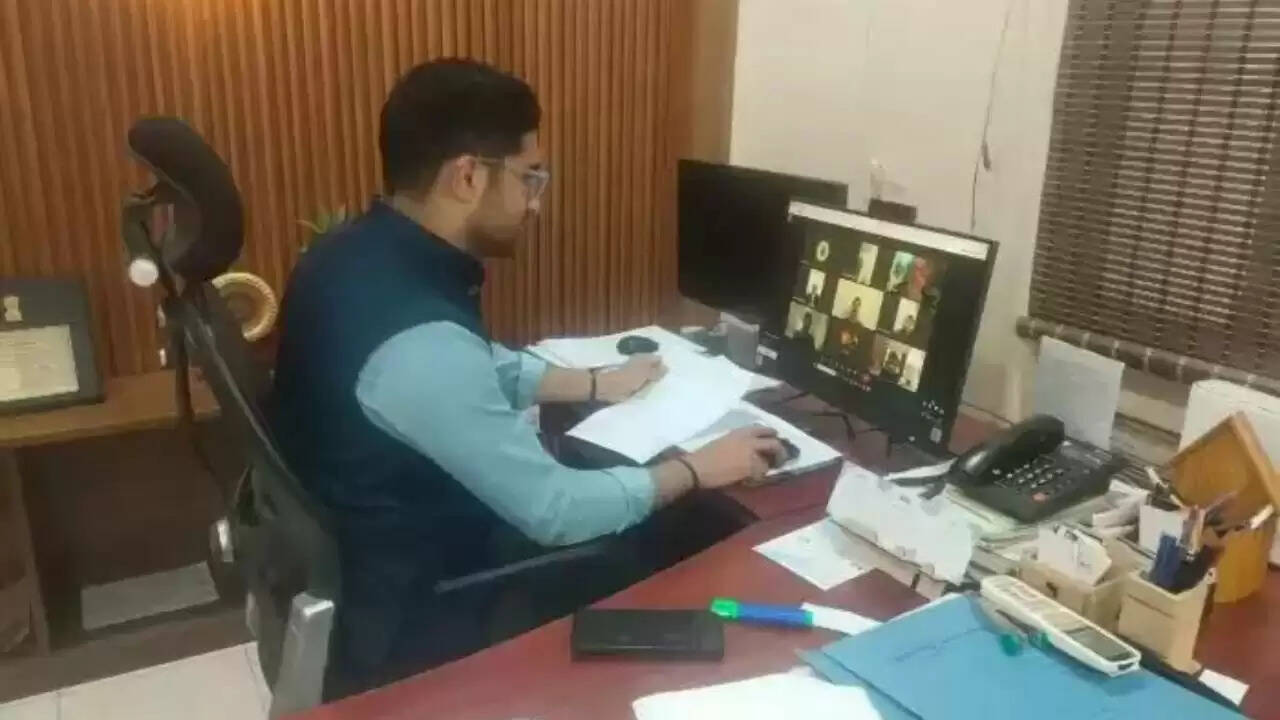 सीडीओ हिमांशु नागपाल की समीक्षा बैठक: ई-ऑफिस, फैमिली आईडी और कैशलेस चिकित्सा योजना में तेजी लाने के निर्देश