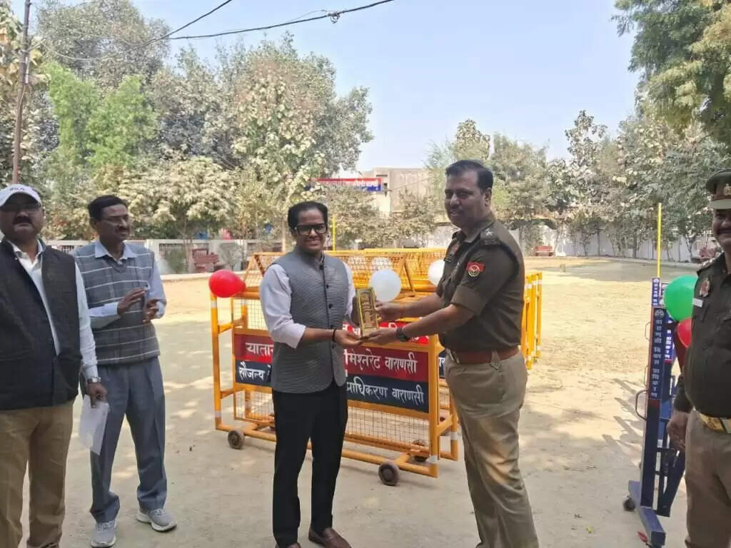 महाकुम्भ में यातायात नियंत्रण को आसान बनाने के लिए वाराणसी विकास प्राधिकरण ने 200 बैरियर्स सौंपे