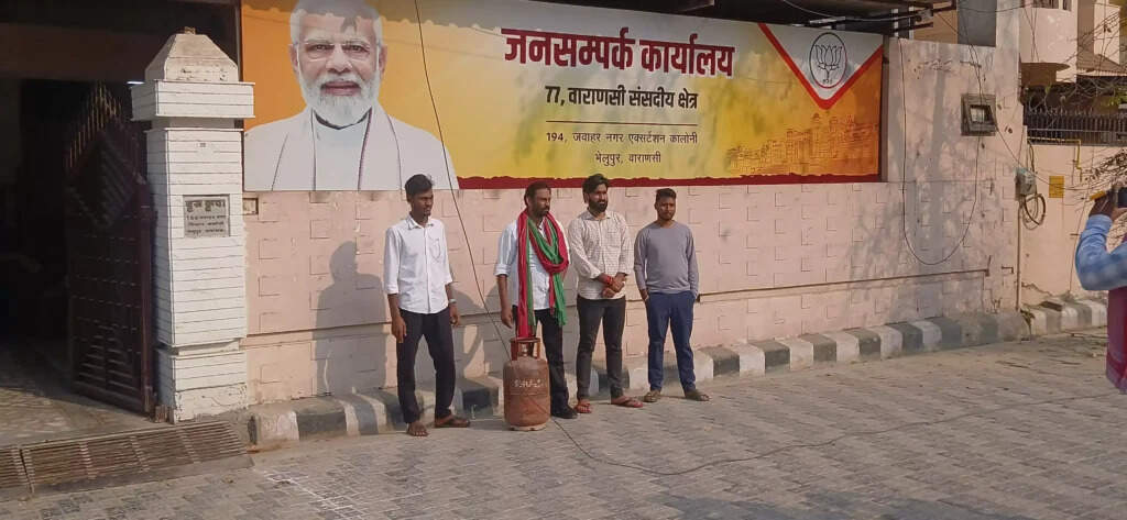 LPG Price Hike Protest : गैस सिलेंडर की कीमतों में बढ़ोतरी के खिलाफ सपा का प्रदर्शन, पीएम जनसंपर्क कार्यालय के बाहर जताया विरोध