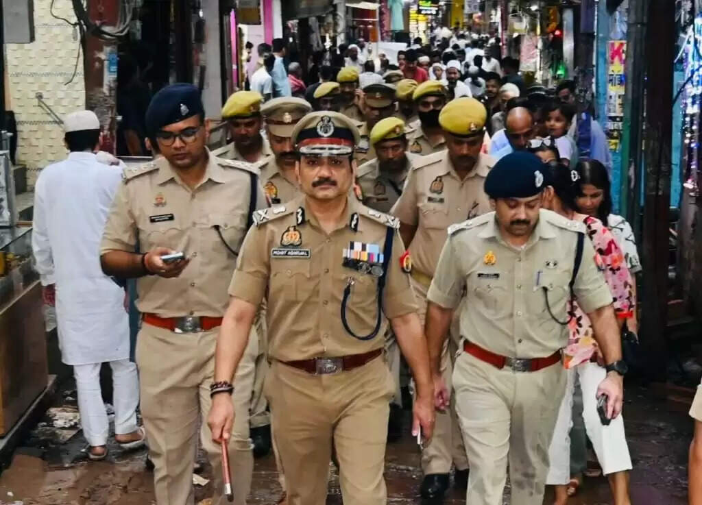 Police Commissioner: त्यौहारों और शुक्रवार की नमाज को लेकर वाराणसी पुलिस हाई अलर्ट, पुलिस आयुक्त ने किया पैदल रूट मार्च