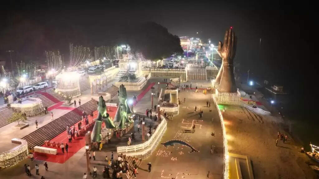 Dev Deepawali 2024 : लाखों दीपों से टिमटिमाएं गंगा तट, उपराष्ट्रपति और सीएम योगी ने देखी देव दीपावली की अद्भुत छटा