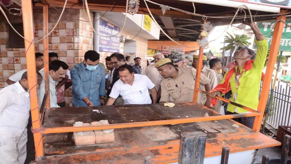 Varanasi Night Market की 25 दुकानें नगर निगम ने कराई खाली, 48 घंटे में पूरी मार्केट हटाने का अल्टीमेटम