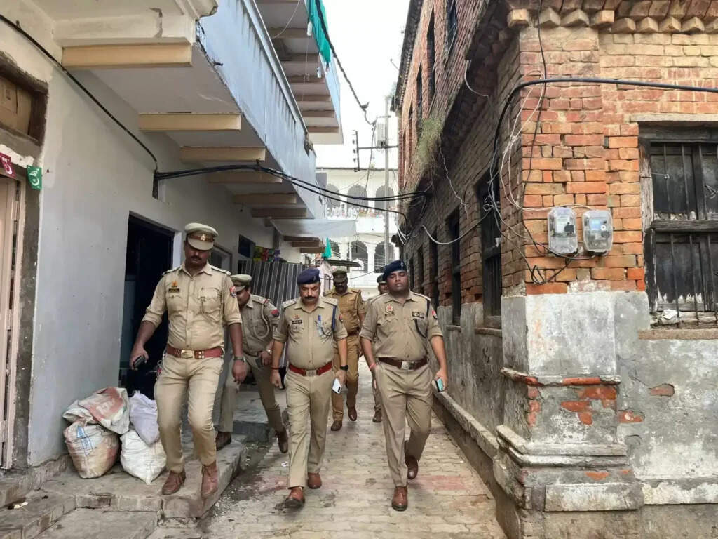 Varanasi Police: जुमे की नमाज को लेकर अलर्ट, कमिश्नरेट पुलिस ने काशी में किया फ्लैग मार्च