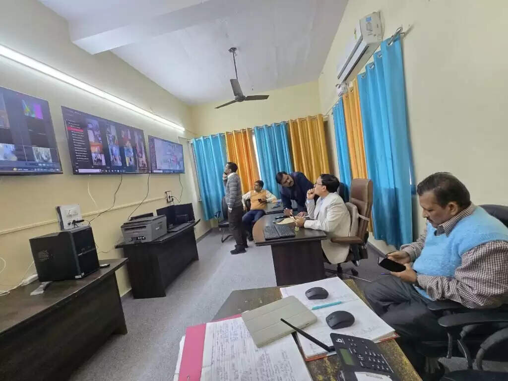 स्वास्थ्य सेवाओं पर अब 'तीसरी आँख' की नजर, वाराणसी में सीसीटीवी से हो रही सख्त निगरानी