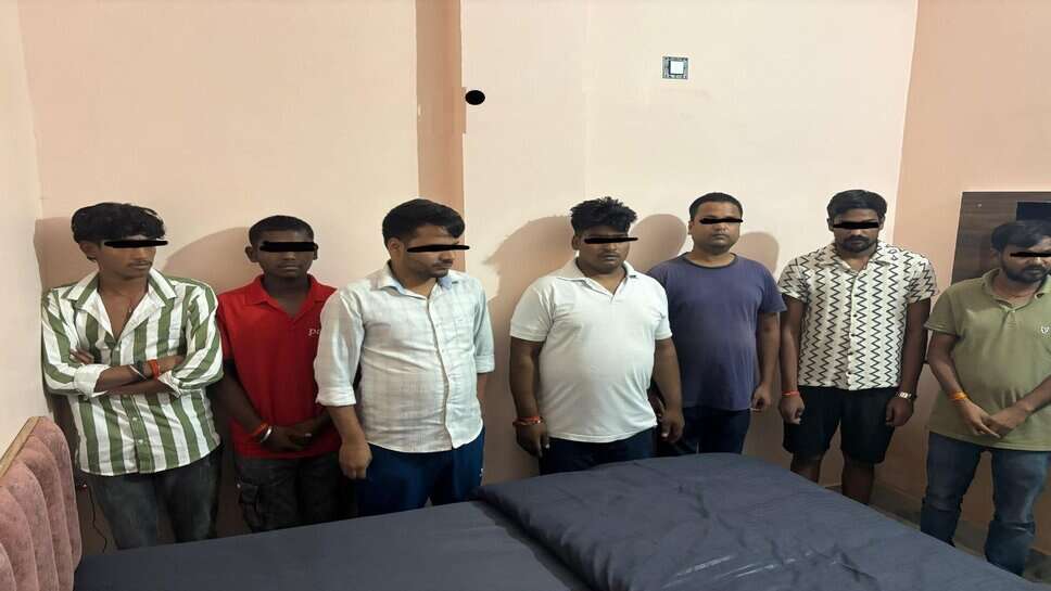 Varanasi : होटल में चल रहे सेक्स रैकेट का भंडाफोड़, 9 महिलाएं सहित 16 गिरफ्तार