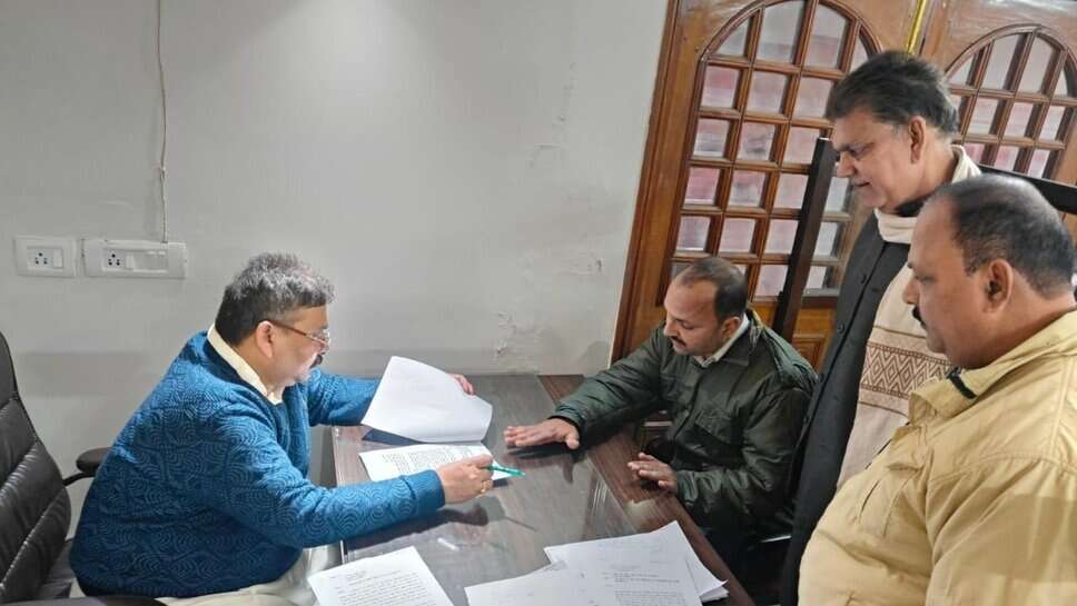 मंत्री रविंद्र जायसवाल ने जनसुनवाई में सुनी समस्याएं, सीएमओ ऑफिस के मामले में शीघ्र भुगतान का निर्देश