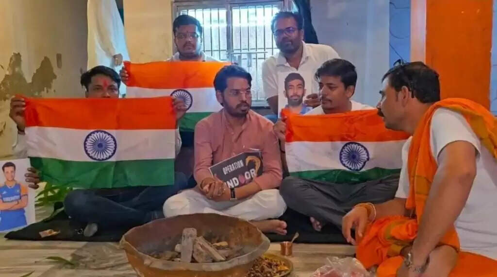 Chak De India : भारत-पाक फाइनल से पहले काशी में टीम इंडिया की जीत के लिए हवन, छात्रों ने अनोखे अंदाज में बढ़ाया हौसला