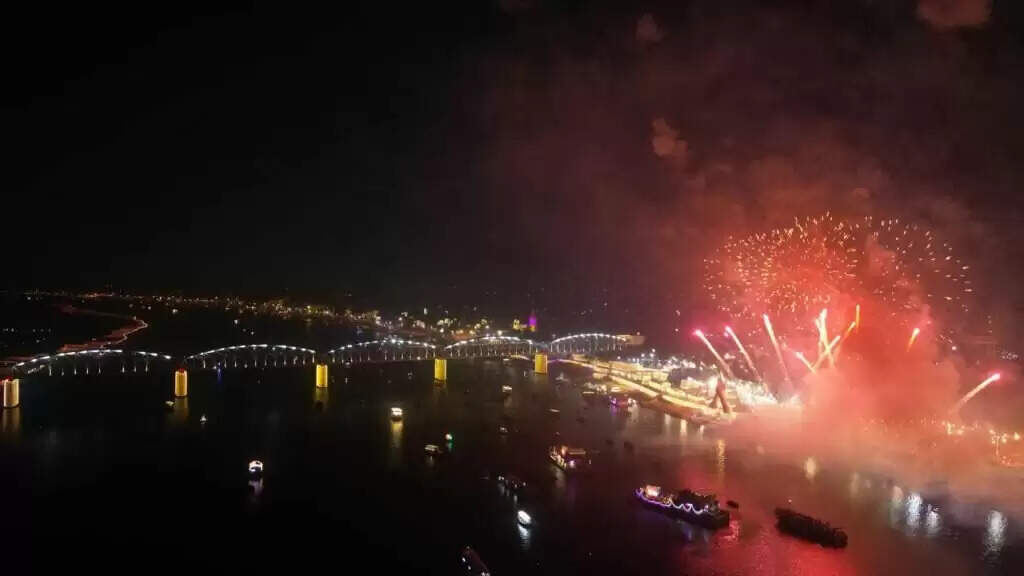 Dev Deepawali 2024 : लाखों दीपों से टिमटिमाएं गंगा तट, उपराष्ट्रपति और सीएम योगी ने देखी देव दीपावली की अद्भुत छटा