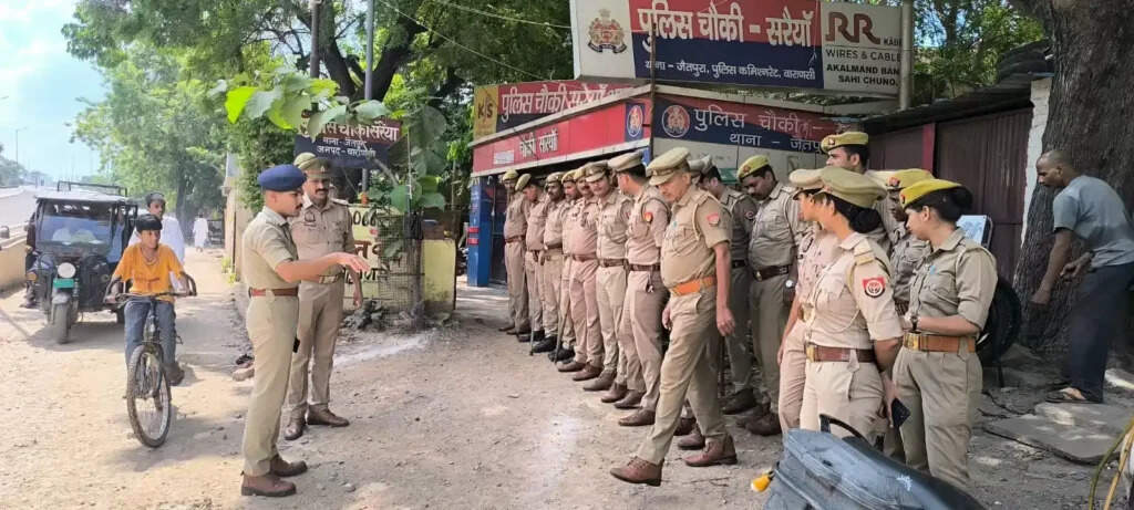 Varanasi Police: जुमे की नमाज को लेकर अलर्ट, कमिश्नरेट पुलिस ने काशी में किया फ्लैग मार्च