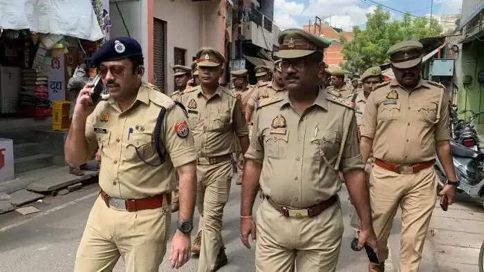 Varanasi Police: जुमे की नमाज को लेकर अलर्ट, कमिश्नरेट पुलिस ने काशी में किया फ्लैग मार्च