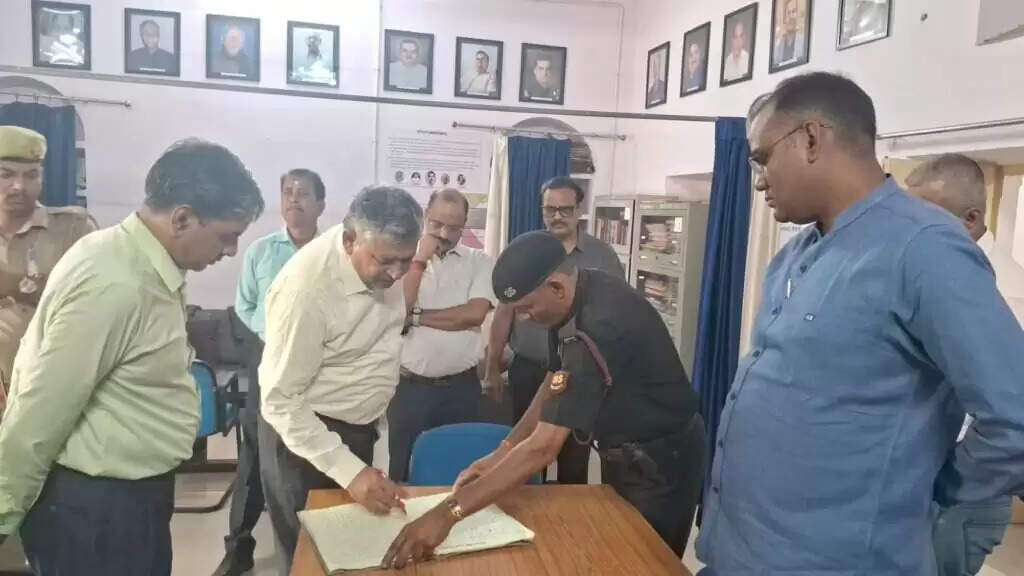 Kashi Vidyapith : कुलपति ने मानविकी संकाय का किया निरीक्षण