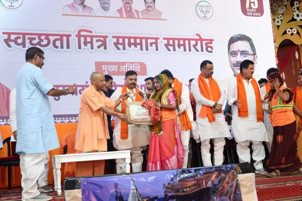 Varanasi: CM Yogi का ऐलान, सफाईमित्रों पर की पुष्पवर्षा, खाते में जल्द आएंगे 16-20 हजार रुपये