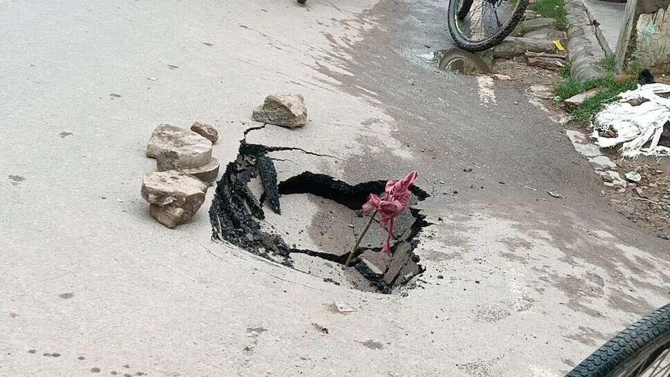 Varanasi में पहली बारिश ने खोली PWD की पोल, सारनाथ क्षेत्र में सड़क धंसी