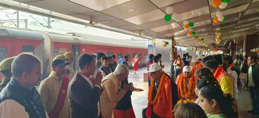 काशी तमिल संगमम 3.0: बनारस पहुंचने पर तमिलनाडु से आए प्रतिनिधियों का भव्य स्वागत