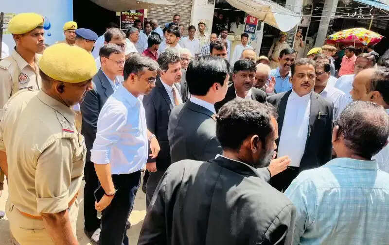 Court Premises में जलभराव पर प्रशासन सख्त, DM और District Judge ने किया औचक निरीक्षण, दिए सख्त निर्देश