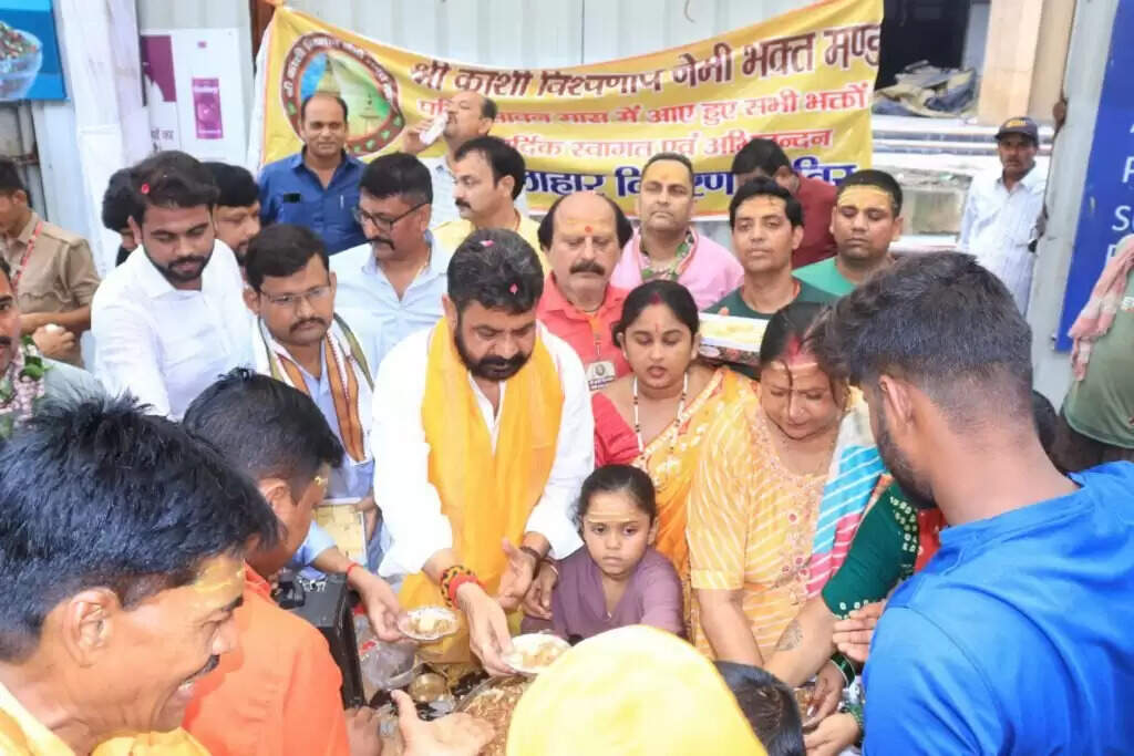 Nemi Bhakt Mandal: श्रावण में आस्था के संग सेवा का संगम, काशी में नेमी भक्त मंडल ने बांटा फलाहार