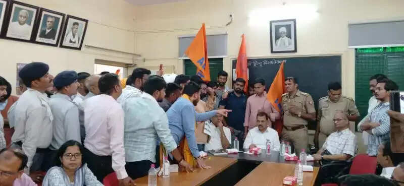 BHU : हिन्दी विभाग में पीएचडी प्रवेश को लेकर विवाद गहराया, छात्रों ने किया विभागाध्यक्ष का घेराव