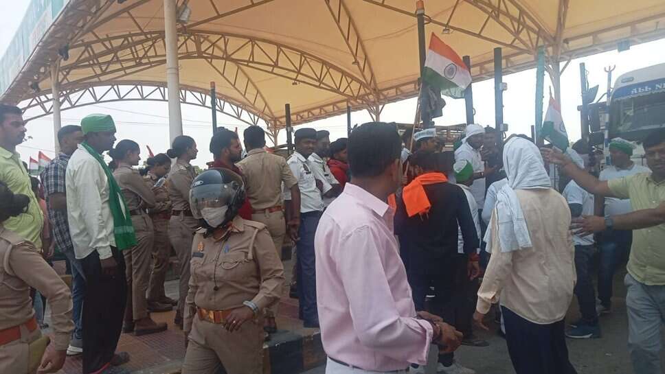 Varanasi : किसानों का प्रदर्शन, सड़क और मुआवजे की मांग पर चोलापुर टोल प्लाजा किया बंद, हाईवे पर घटों लगा रहा लंबा जाम