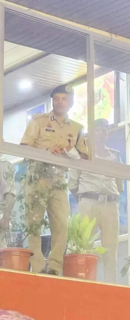 Varanasi Police : अपर पुलिस आयुक्त डॉ. एस. चन्नप्पा ने किया काशी विश्वनाथ मंदिर व घाटों का निरीक्षण,ड्रोन से गंगा आरती की निगरानी, अतिक्रमण हटाने के निर्देश