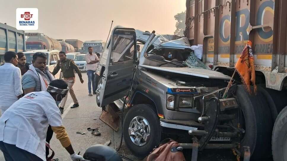 वाराणसी-प्रयागराज हाईवे पर दर्दनाक हादसा, खड़े ट्रक से टकराई क्रूजर, पांच की मौत