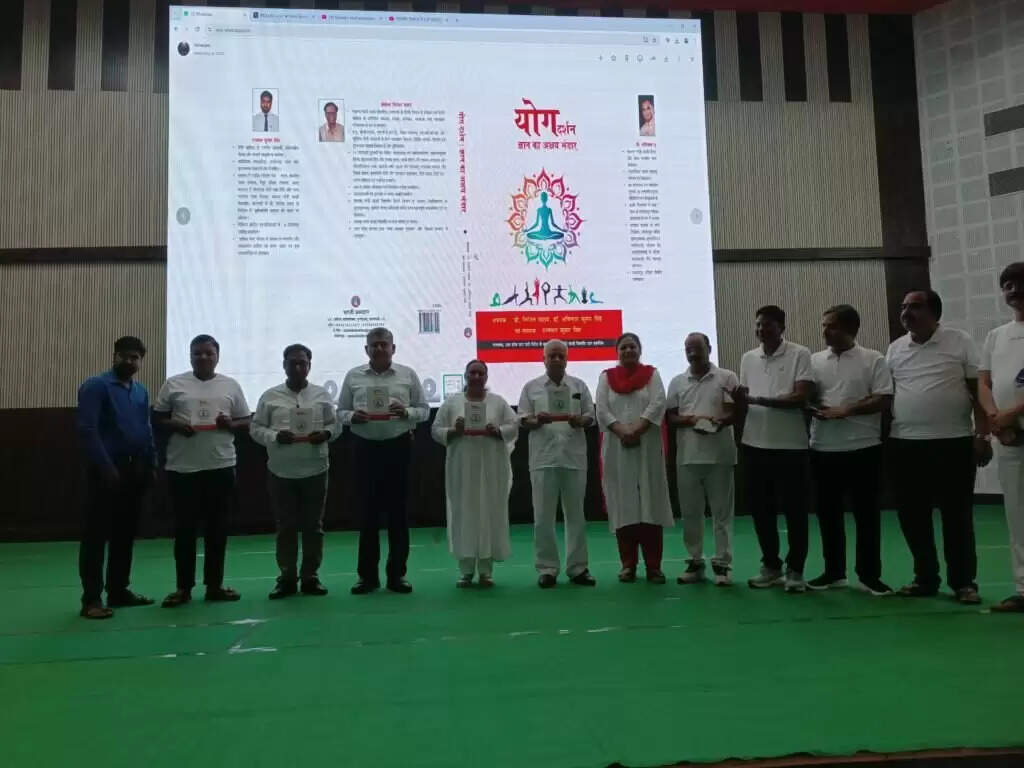 International Yoga Day पर कुलपति प्रो. आनन्द कुमार त्यागी ने किया 'योग दर्शन: ज्ञान का अक्षय भंडार' पुस्तक का लोकार्पण