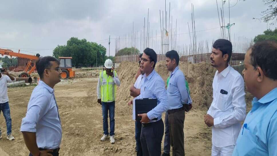 Varanasi : DM ने पेयजल, सीवर और सोलर पावर परियोजनाओं का किया निरीक्षण, कार्य समय पर पूरा करने के निर्देश