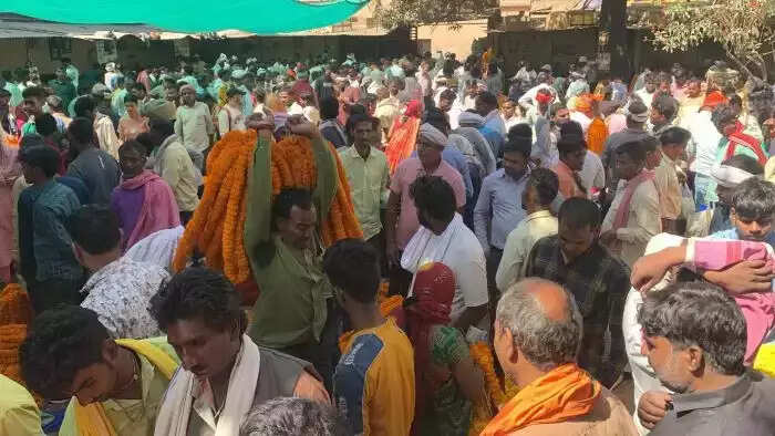 Navratri 2025 : इंग्लिशिया लाइन फूल मंडी मार्केट में त्योहार से पहले फूलों की कीमतों में उछाल