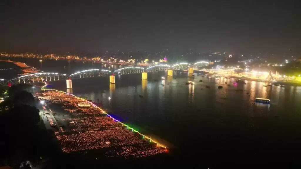 Dev Deepawali 2024 : लाखों दीपों से टिमटिमाएं गंगा तट, उपराष्ट्रपति और सीएम योगी ने देखी देव दीपावली की अद्भुत छटा