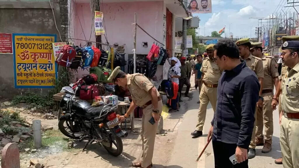 Varanasi: कैंट स्टेशन से इंग्लिशिया लाइन तक कमिश्नर ने किया पैदल निरीक्षण, अव्यवस्थित ट्रैफिक पर जताई नाराजगी