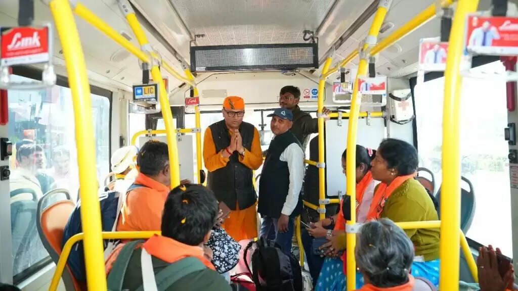 काशी तमिल संगमम 3 : छात्रों के समूह ने किया गंगा स्नान, मंदिरों में दर्शन पूजन