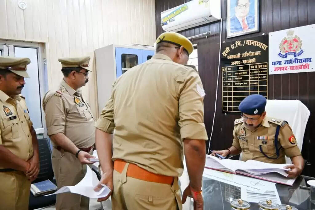 Jahangirabad Police : पुलिस अधीक्षक दिनेश कुमार सिंह ने थाना जहांगीराबाद का किया वार्षिक निरीक्षण, दिए साफ-सफाई और सुरक्षा के निर्देश