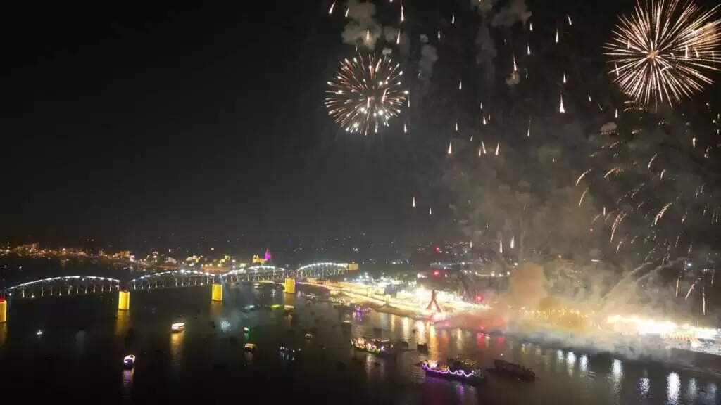 Dev Deepawali 2024 : लाखों दीपों से टिमटिमाएं गंगा तट, उपराष्ट्रपति और सीएम योगी ने देखी देव दीपावली की अद्भुत छटा