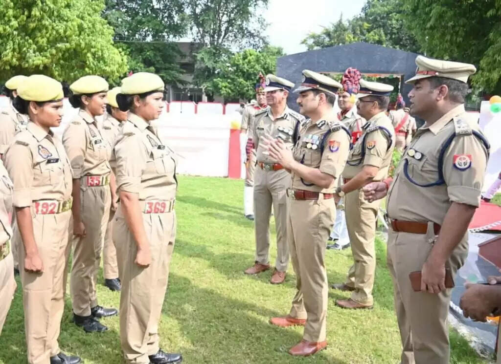 Police Commissioner: राष्ट्रपिता गांधी व शास्त्री जयंती पर पुलिस आयुक्त ने किया माल्यार्पण, दिलाई स्वच्छता की शपथ