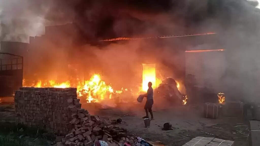 Varanasi : रोहनिया क्षेत्र में ट्रांसपोर्ट गोदाम में लगी भीषण आग, दो डीसीएम वाहन आए चपेट में