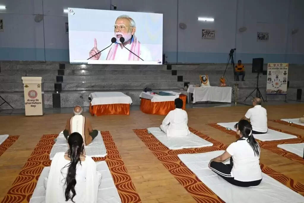 World Yoga Day : पूर्वांचल विश्वविद्यालय में 'एक पृथ्वी, एक स्वास्थ्य' के संकल्प संग मना अंतरराष्ट्रीय योग दिवस