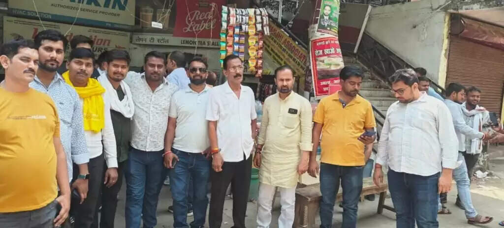 Varanasi RTO : फर्जी चालान और उत्पीड़न के विरोध में बनारस टूरिज्म एसोसिएशन का आरटीओ कार्यालय पर प्रदर्शन, एआरटीओ ने दिया आश्वासन