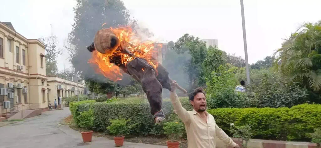 BHU PhD Admission : काशी हिंदू विश्वविद्यालय में छात्रों का अनिश्चितकालीन विरोध दूसरे दिन भी जारी