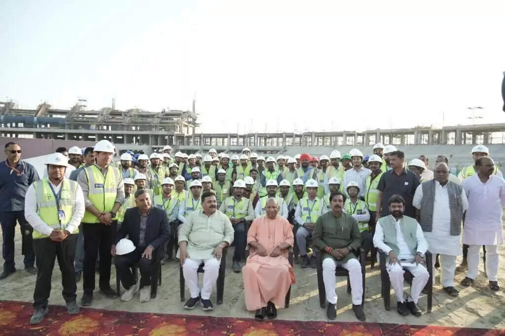 UP CM : मुख्यमंत्री योगी आदित्यनाथ ने दो दिवसीय काशी दौरे पर गंजारी अंतरराष्ट्रीय क्रिकेट स्टेडियम का निरीक्षण किया