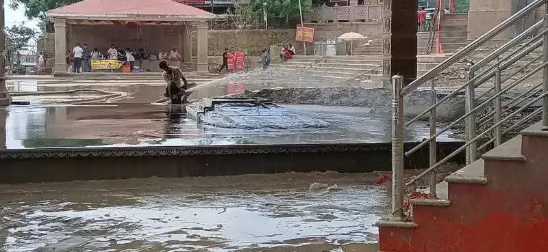 Ganga घाटों पर तेजी से चल रहा सफाई अभियान, बाढ़ के बाद फिर लौट रहा घाटों का स्वरूप