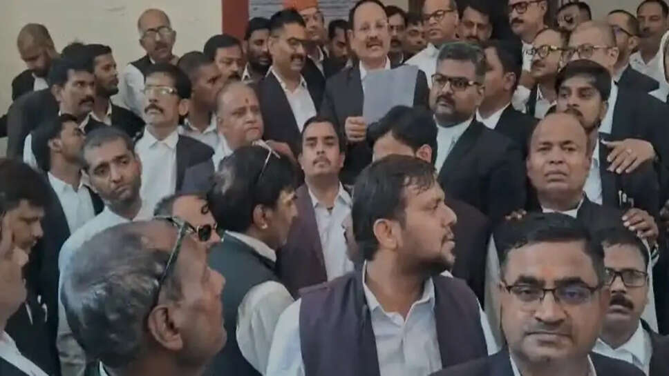 वकीलों पर लाठीचार्ज