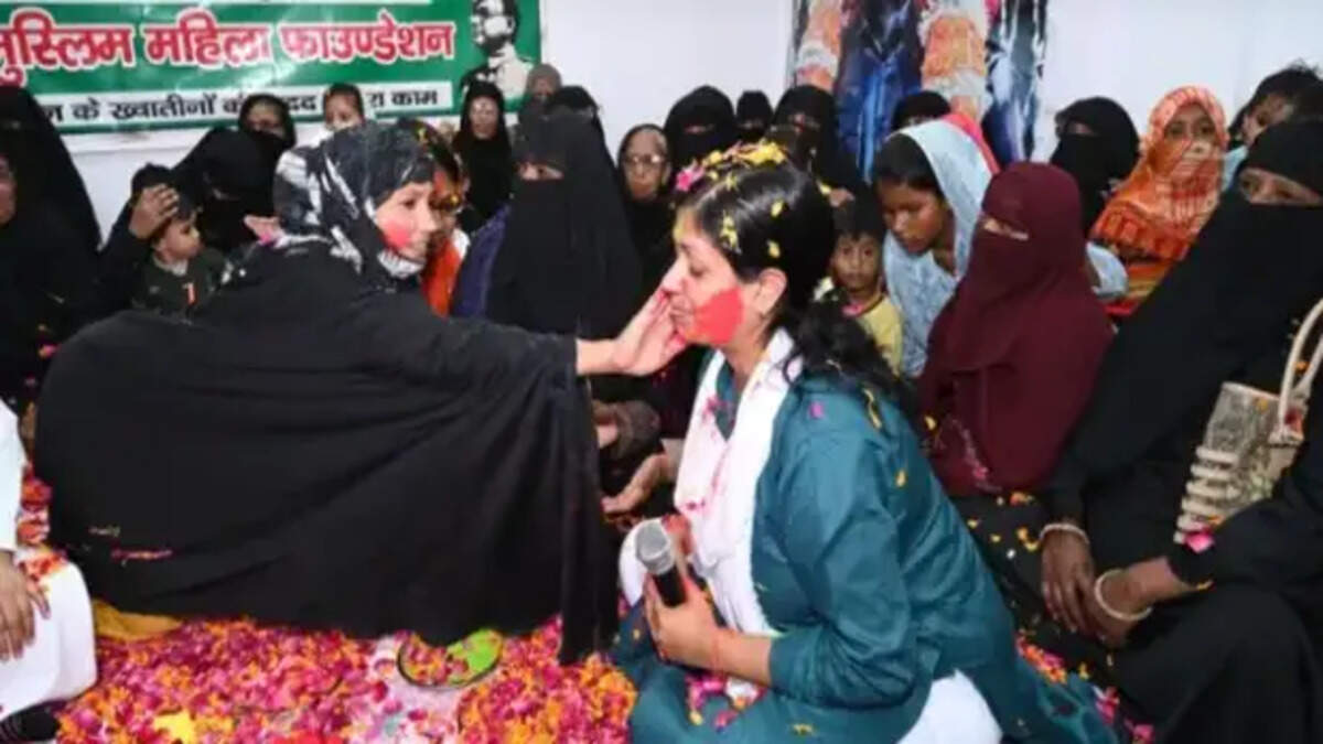  काशी में मुस्लिम महिलाओं ने मनाई होली, शांति और भाईचारे का दिया संदेश
