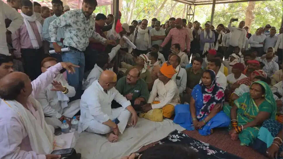 धरने पर संविदाकर्मी