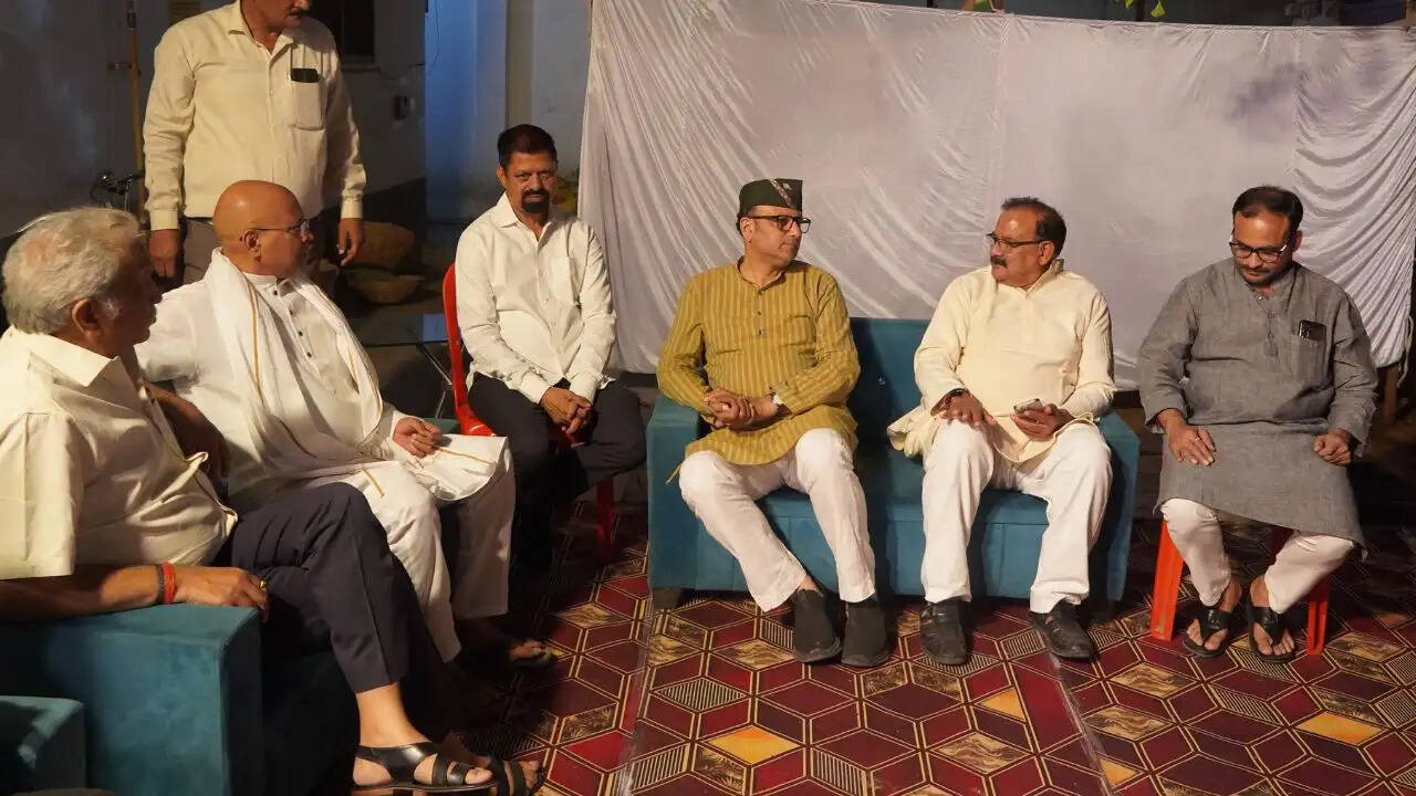 डॉ आर.के. ओझा के पिता स्व. लल्लन ओझा को नम आंखों से श्रद्धांजलि, तेरहवीं में उमड़े शहर के गणमान्य