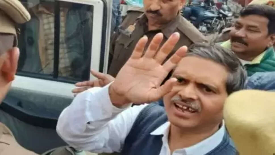 पूर्व IPS अमिताभ ठाकुर को राहत