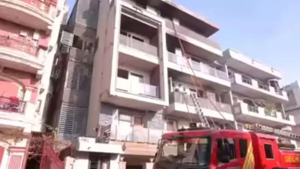 चार मंजिला इमारत में लगी आग