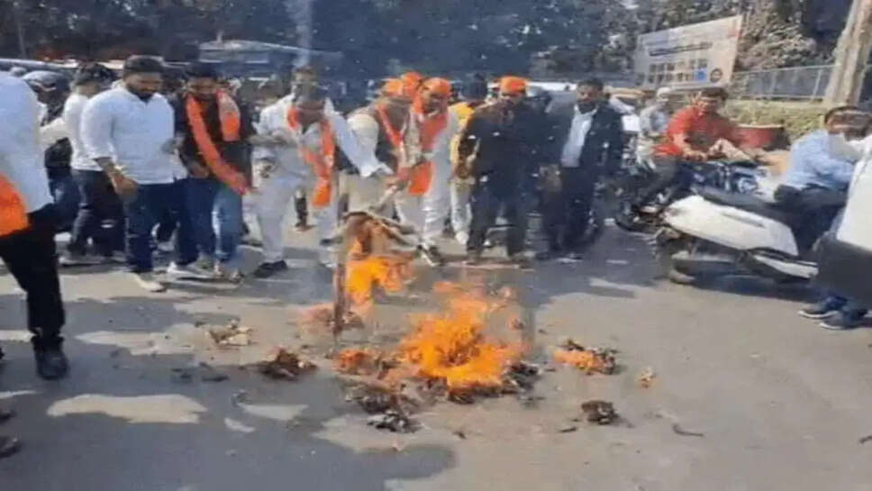 राहुल गांधी का पुतला फूंका