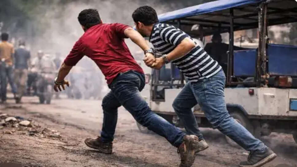 चौकी प्रभारी को धक्का दिया