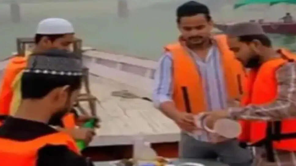 गंगा में इफ्तार पार्टी